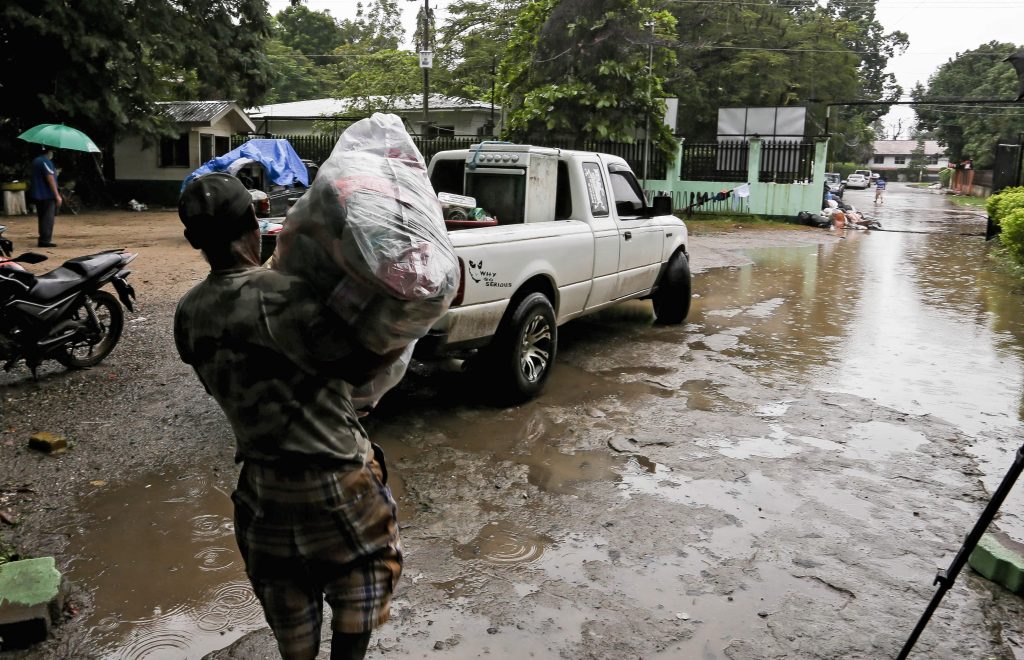 Un hombre se prepara para evacuar en una localidad al norte de Honduras. (Foto Prensa Libre: AFP)