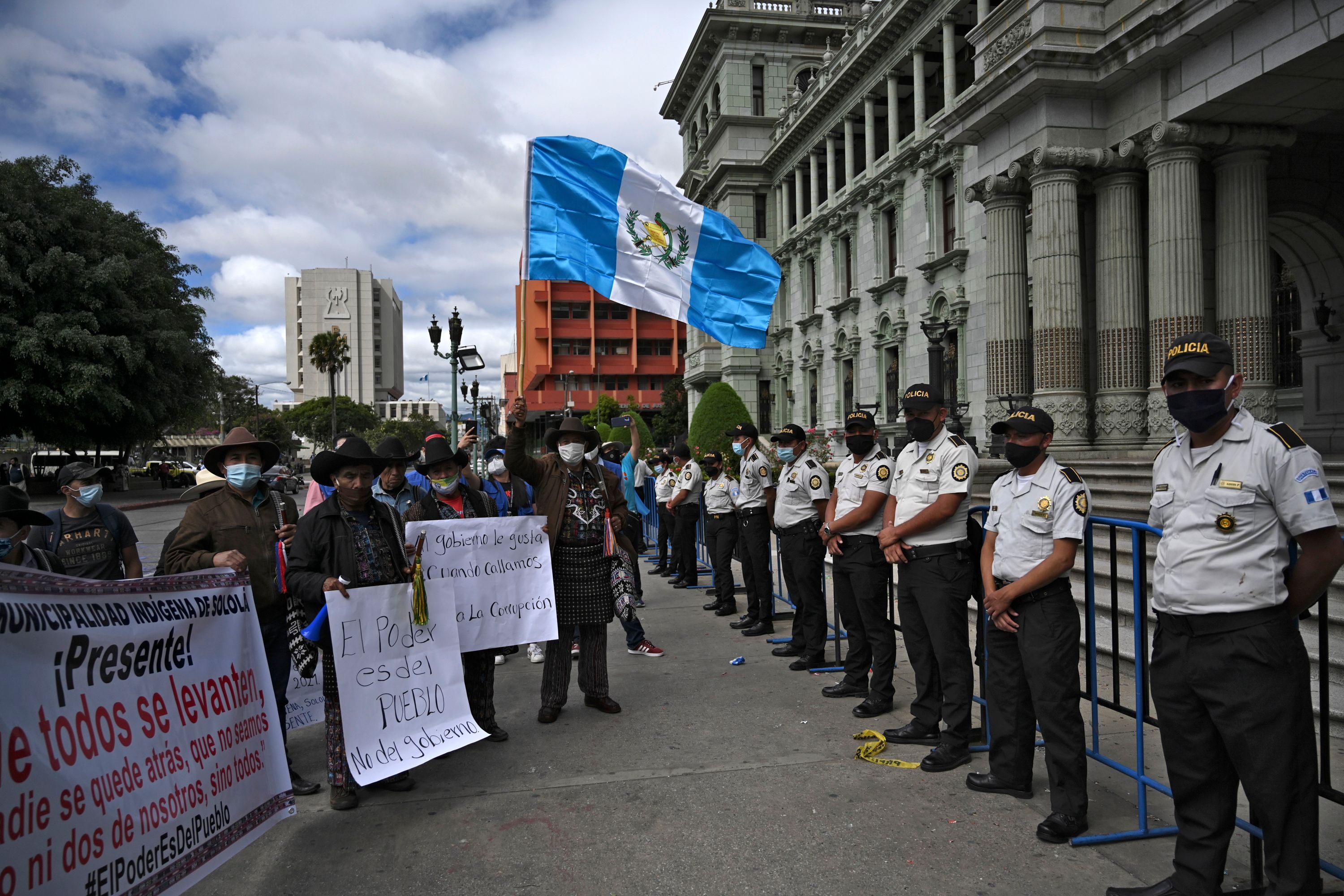 Líderes indígenas de Totonicapán y Sololá participan en el cuarto día de protestas consecutivas en contra del presidente Giammattei y los diputados oficialistas. (Foto Prensa Libre: AFP)