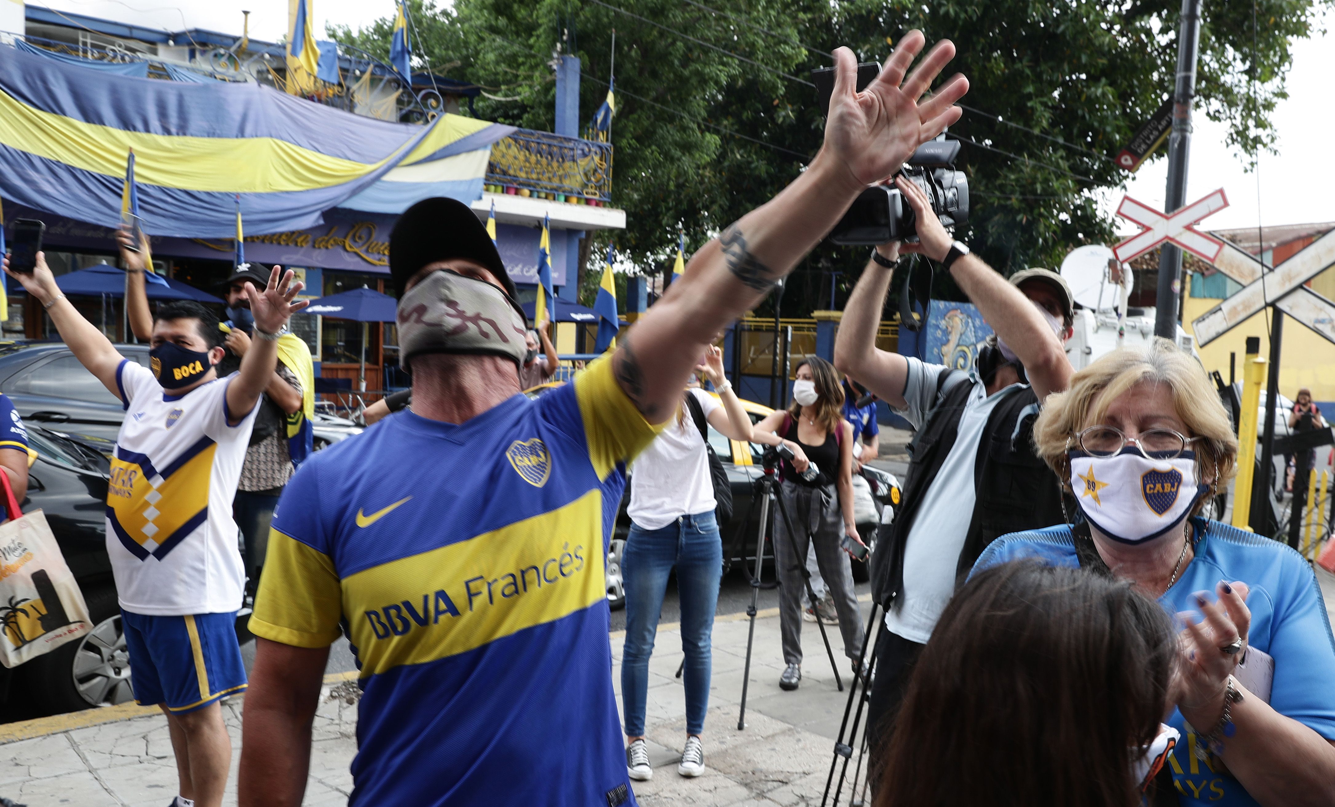 Los hinchas del Boca Juniors evocan a Diego Maradona tras enterarse de su muerte. Foto Prensa Libre: AFP.