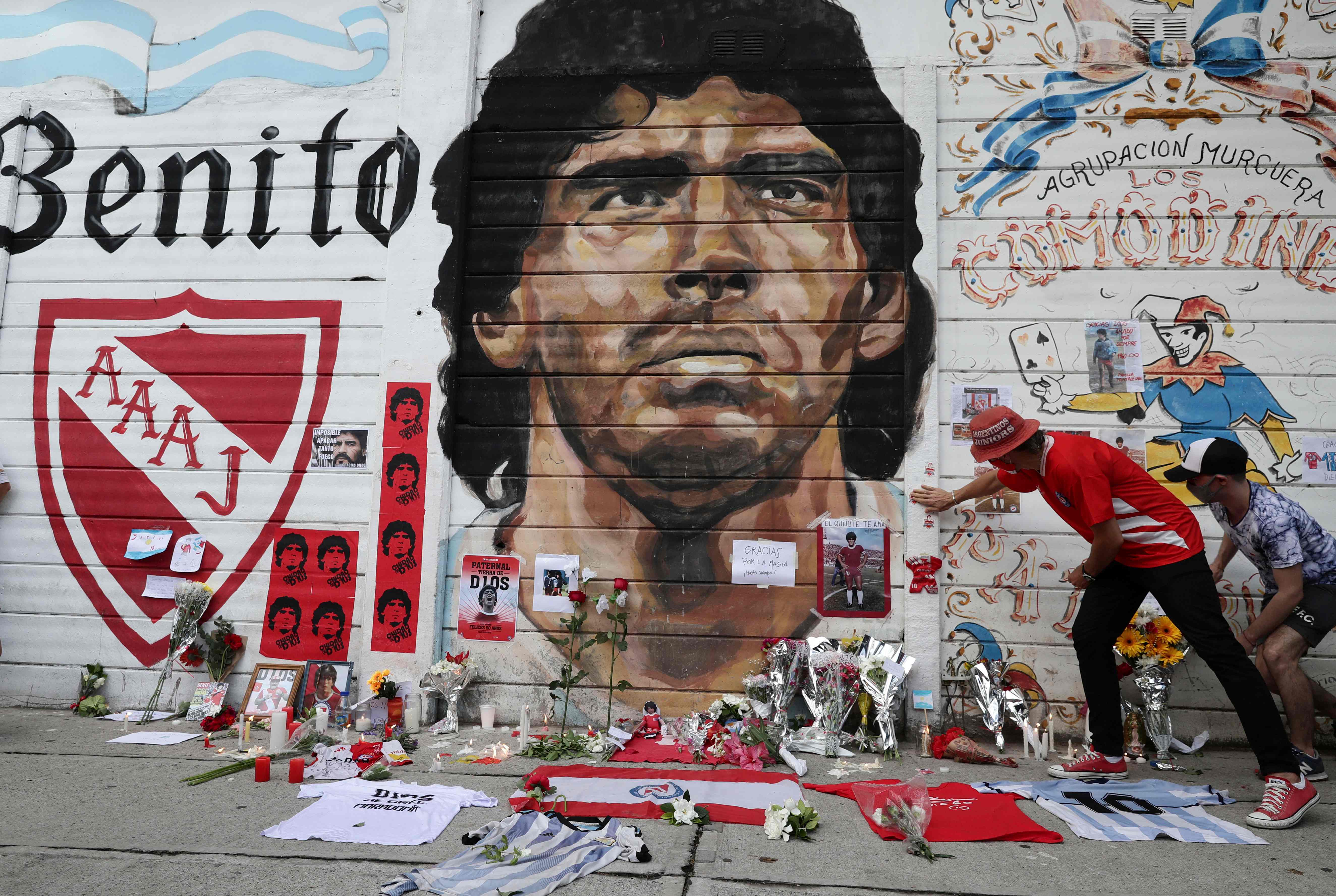 Fanáticos de Maradona alrededor del mundo se despiden de su ídolo. (Foto Prensa Libre: AFP)