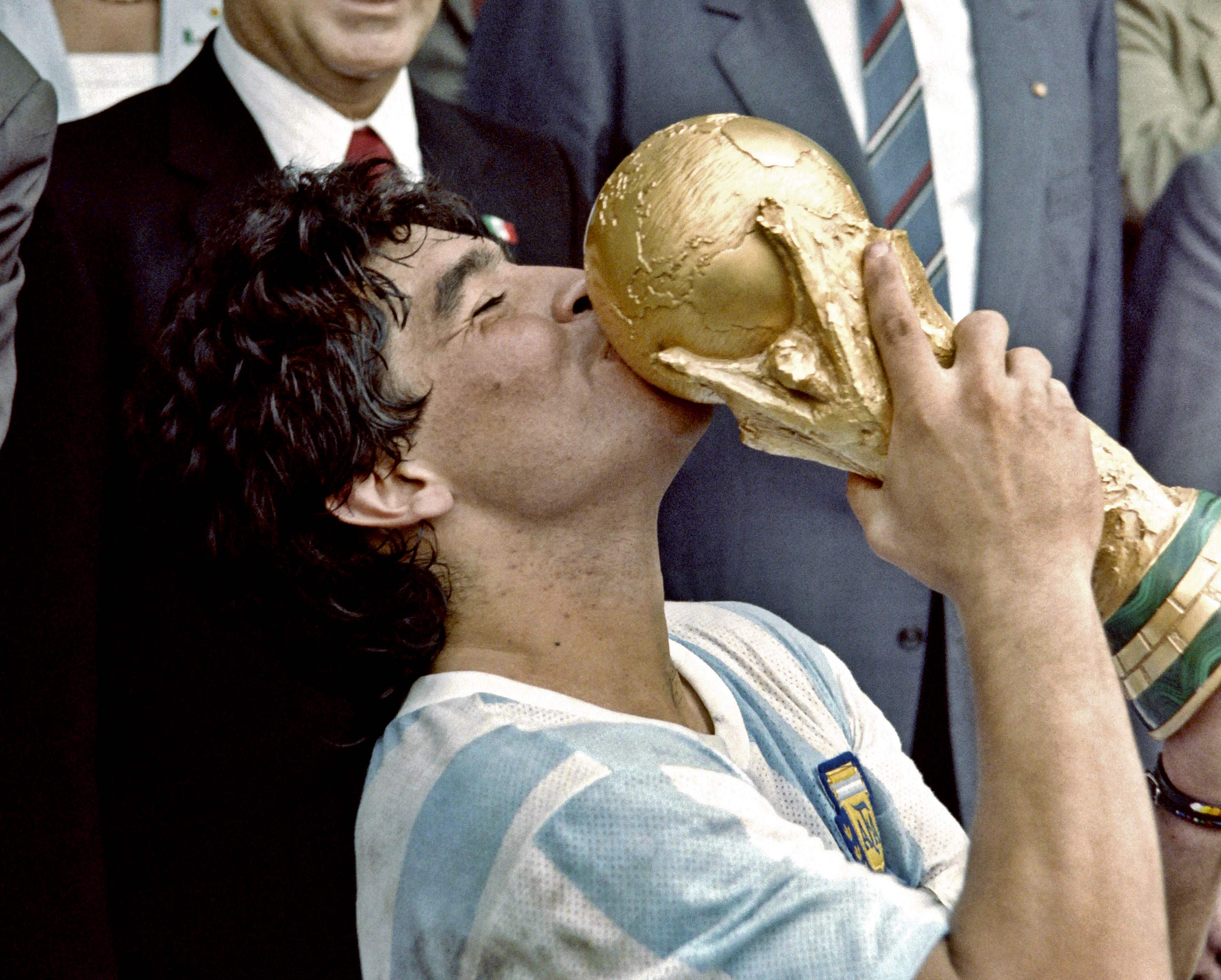 El 29 de junio de 1986 el capitán de la Selección de Argentina, Diego Armando Maradona besa la Copa del Mundo que ganaron en México. Vencieron en la final a Alemania 3-2 . Foto Prensa Libre: AFP.