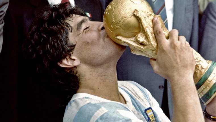 El 29 de junio de 1986 el capitán de la Selección de Argentina, Diego Armando Maradona besa la Copa del Mundo que ganaron en México. Vencieron en la final a Alemania 3-2 . Foto Prensa Libre: AFP.