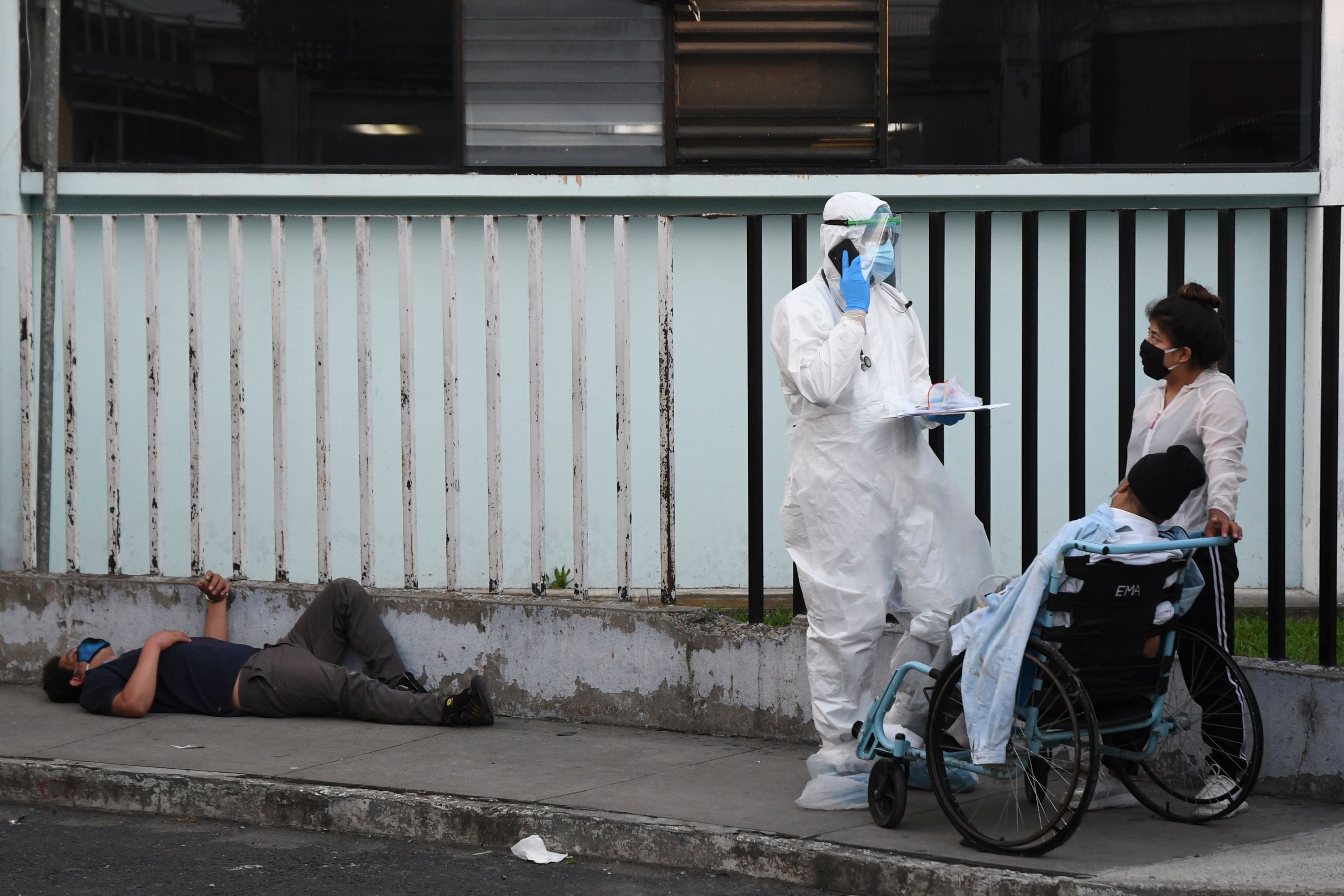 Las autoridades guatemaltecas insisten en que los vecinos no bajen la guardia ante la pandemia. (Foto Prensa Libre: AFP)