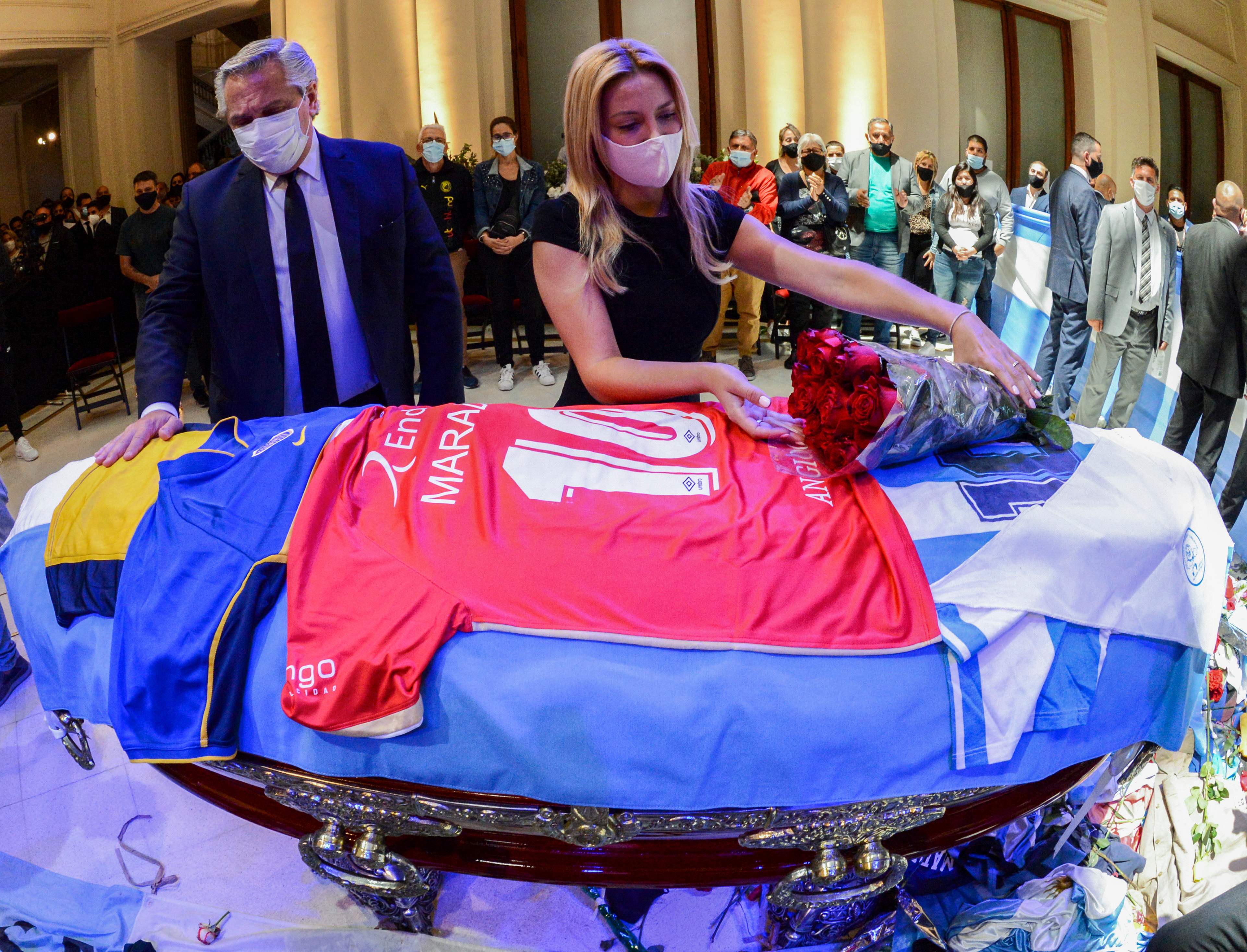 Familia y celebridades de todos los ámbitos le dan el último adiós al ídolo del futbol Diego Maradona. (Foto Prensa Libre: AFP)