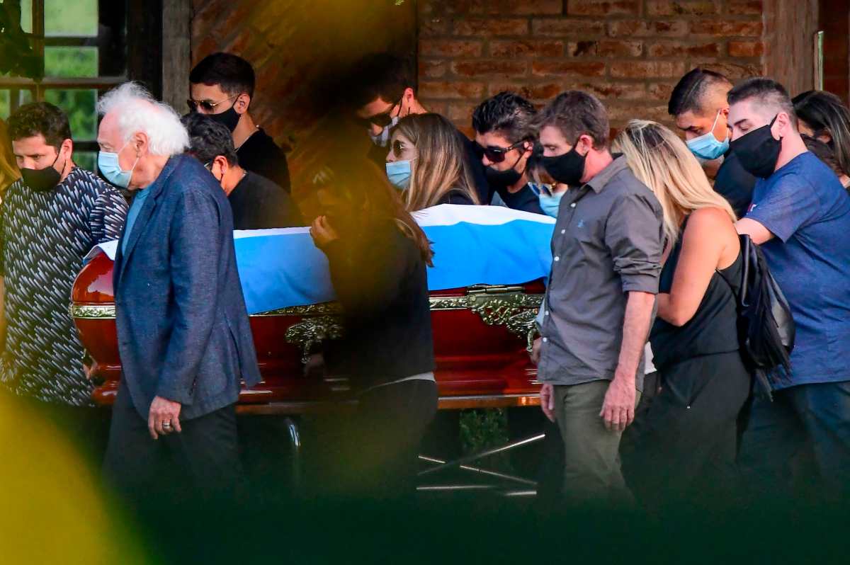 Se entrega uno de los empleados que se fotografió con el cadáver de Maradona