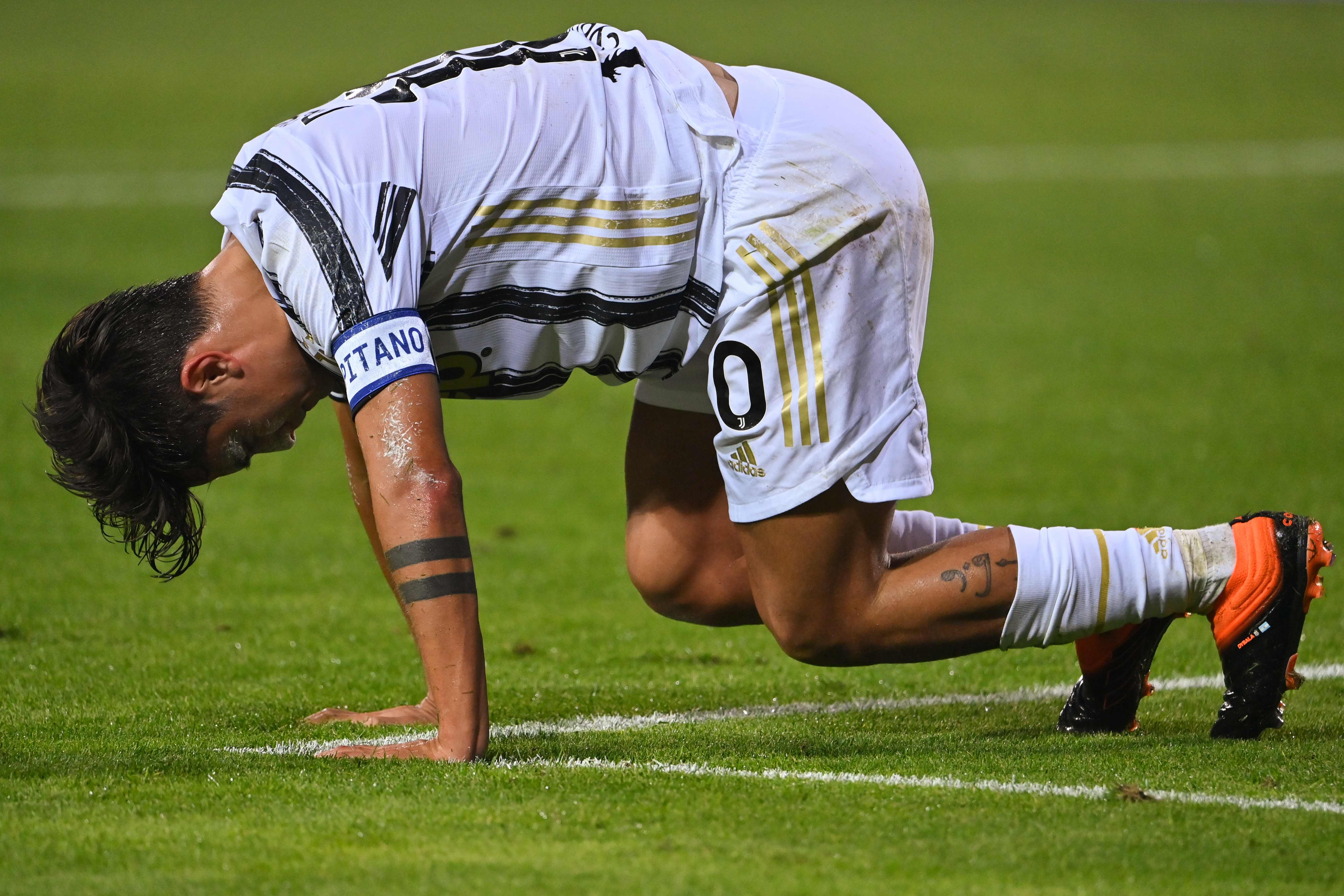 Paulo Dybala se lamenta tras una jugada fallida en el juego entre Juventus y Benevento. (Foto Prensa Libre: AFP)