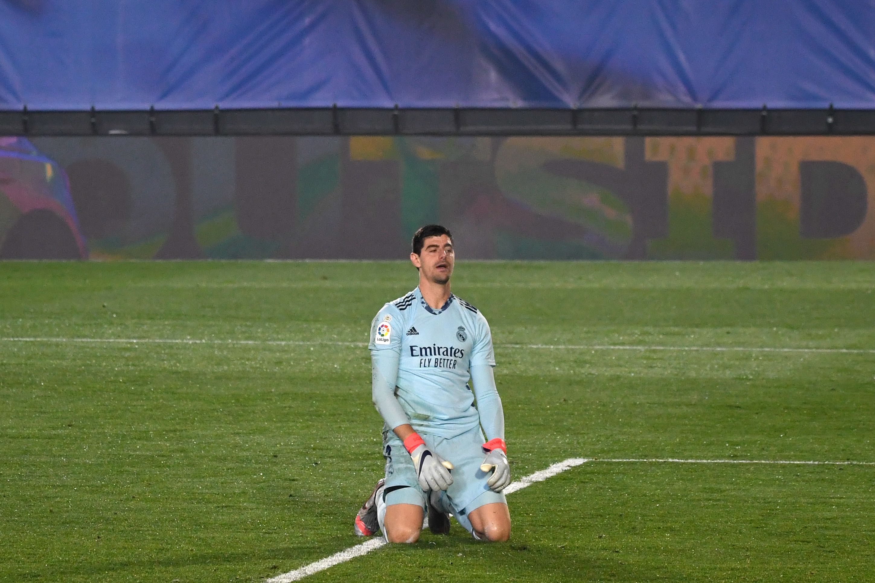 El guardameta del Real Madrid, Thibaut Courtois, luce desconsolado tras una de las dos anotaciones con las que el Alavés derrotó 1-2 a su equipo. (Foto Prensa Libre: AFP)