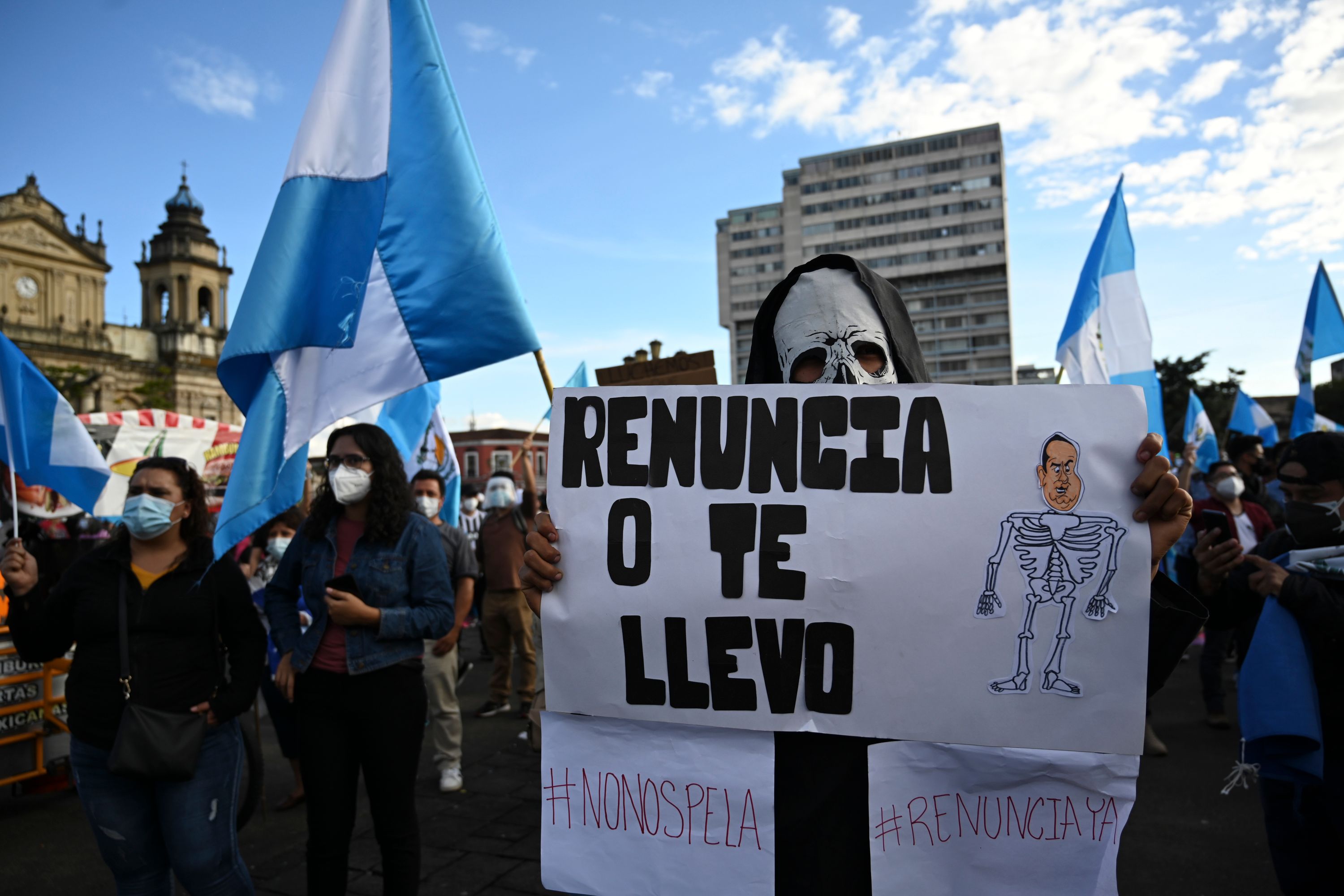 Los manifestantes participan en una protesta exigiendo la renuncia del presidente guatemalteco Alejandro Giammattei, en la Ciudad de Guatemala el 28 de noviembre de 2020. (Foto Prensa Libre: AFP)