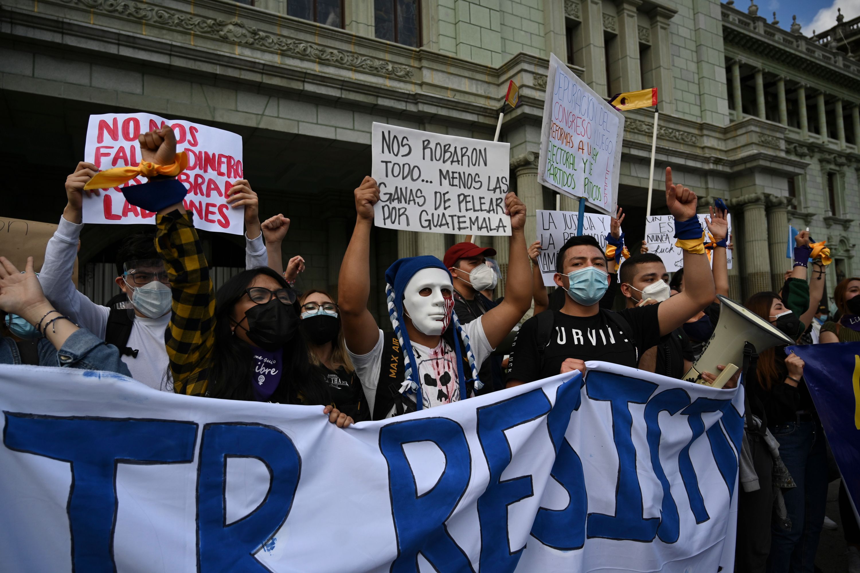 Miles de guatemaltecos manifestaron en contra del gobierno de Alejandro Giammattei, durante una masiva protesta que se llevó a cabo en la Plaza de la Constitución. (Foto Prensa Libre: AFP)