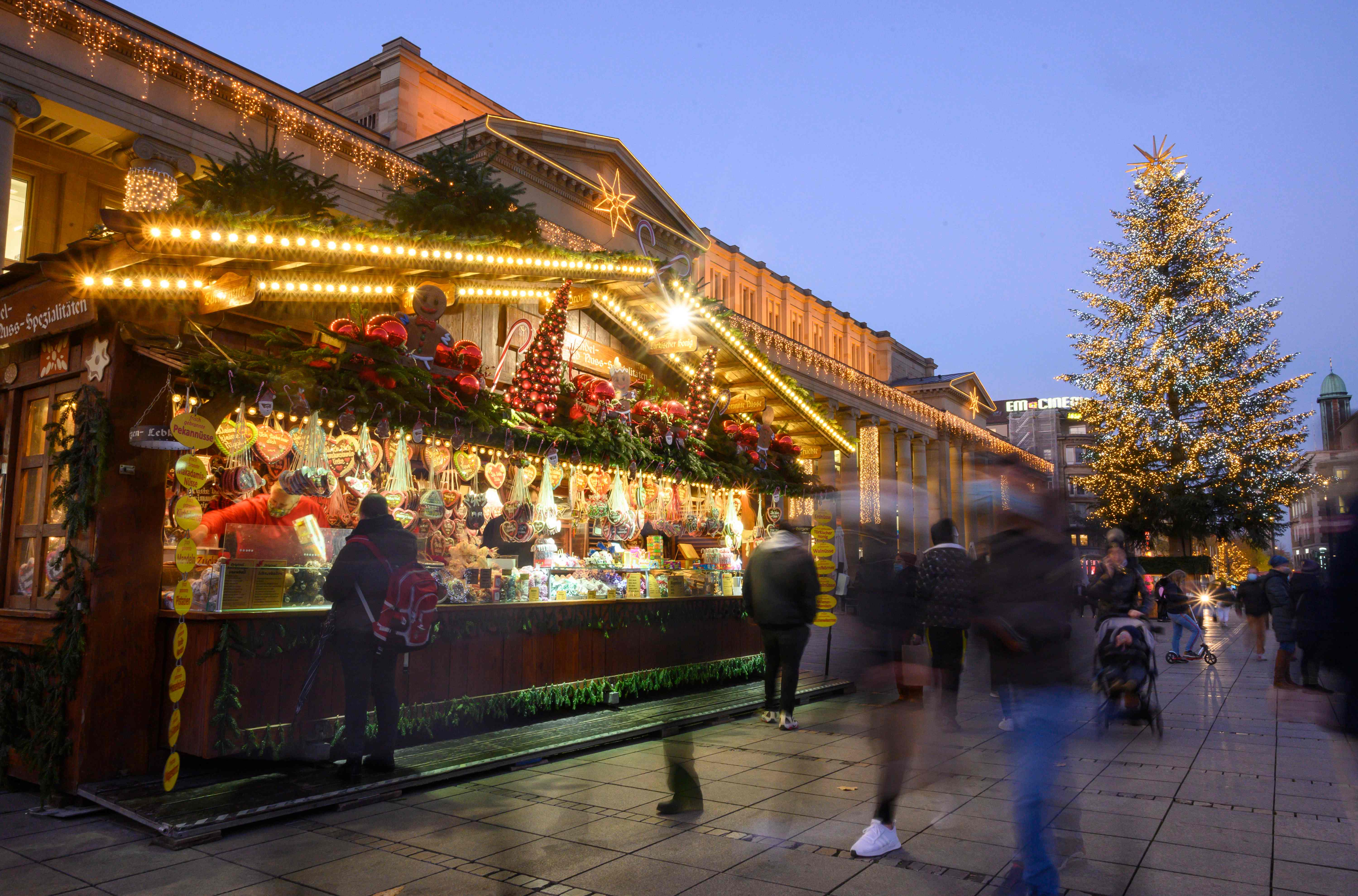 En medio de la pandemia de coronavirus, en la Plaza del Castillo en Stuttgart, en el sur de Alemania, se ha instalado un mercado navideño. (Foro Prensa Libre: AFP)