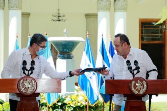 El presidente Juan Orlando Hernández y el presidente Alejandro Giammattei informan de los resultados de la reunión. (Foto Prensa Libre: Presidencia)

