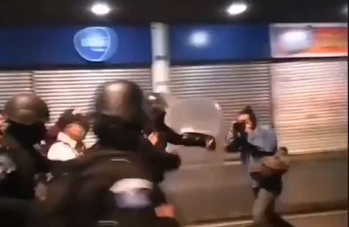 Captura de pantalla de un video donde se observa cómo un agente de la policía agrede al fotoperiodista Carlos Sebastian. 