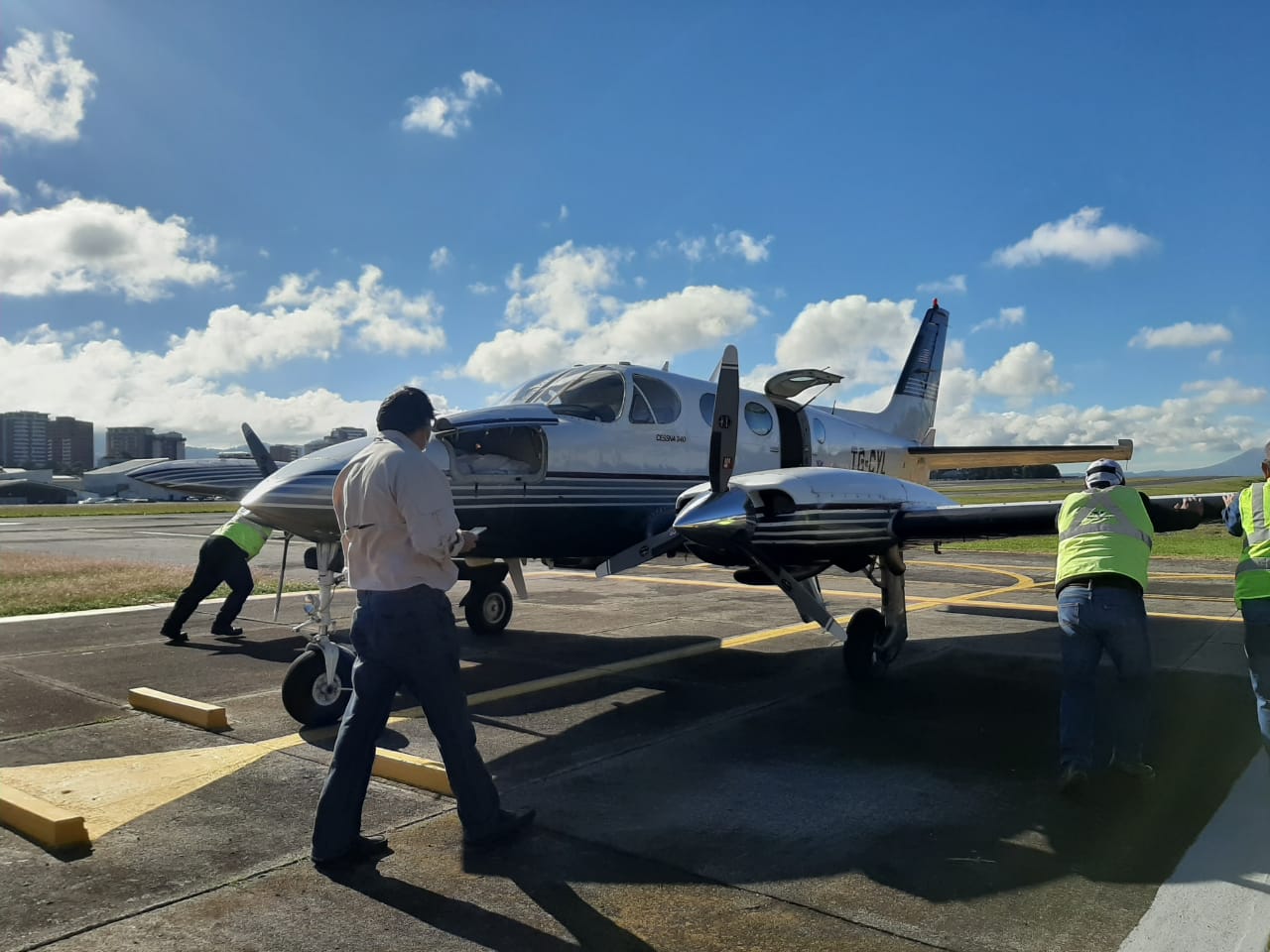 El centro de acopio del Aeroclub de Guatemala logra trasladar ayuda humanitaria vía aérea a comunidades damnificadas. (Foto Prensa Libre: Guatevisión)