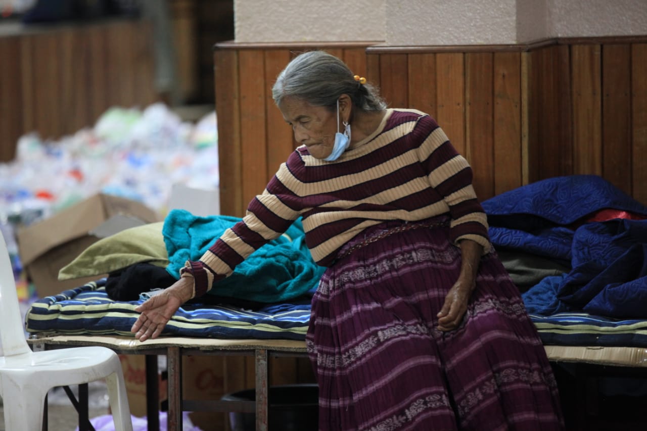 Personas albergadas luego de inundaciones que dejaron Eta y Iota son vulnerables ante la propagación del coronavirus en Guatemala. (Foto Prensa Libre: Byron García)