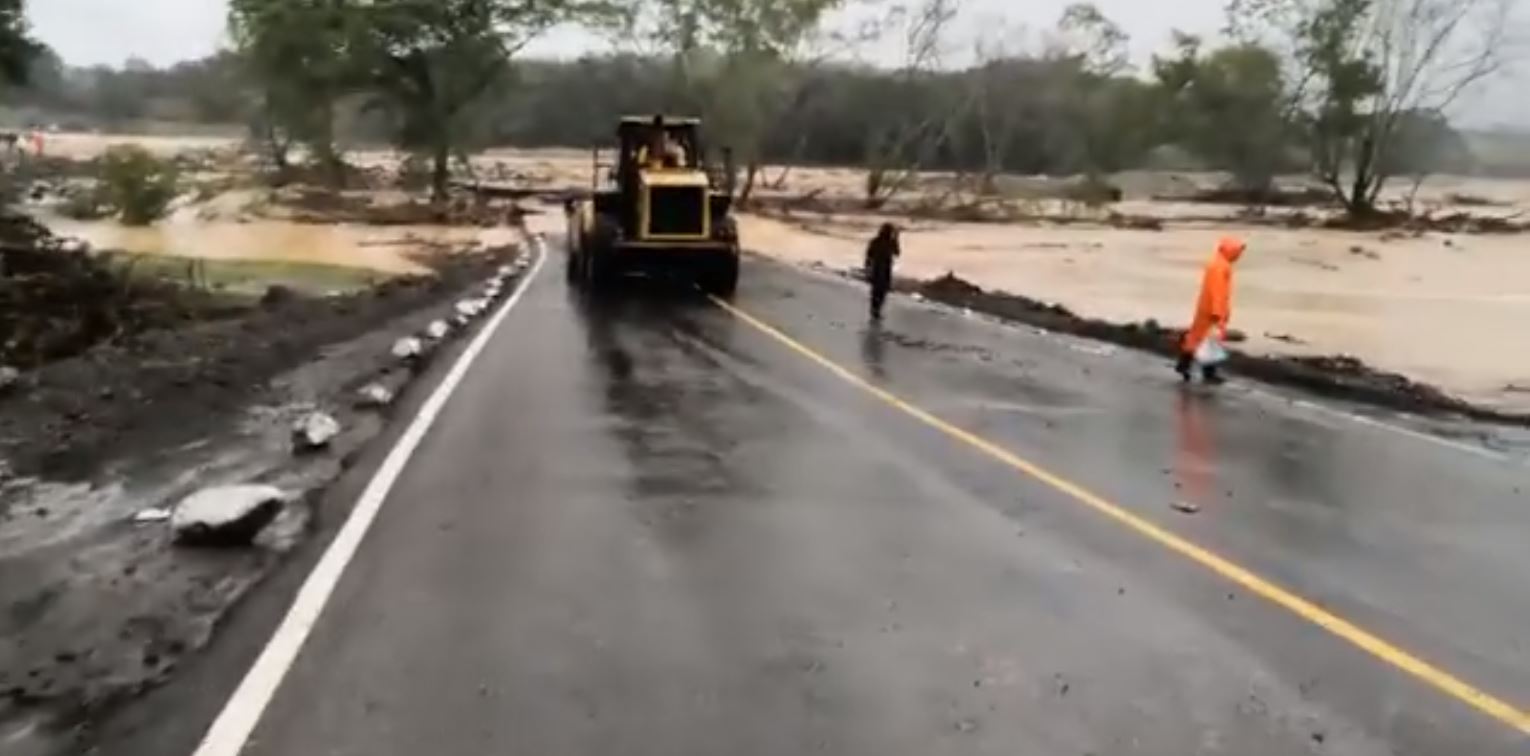 El paso está cerrado en los km 146 y 154 de la ruta al Atlántico por inundaciones causadas por Iota. (Foto Prensa Libre: Provial)