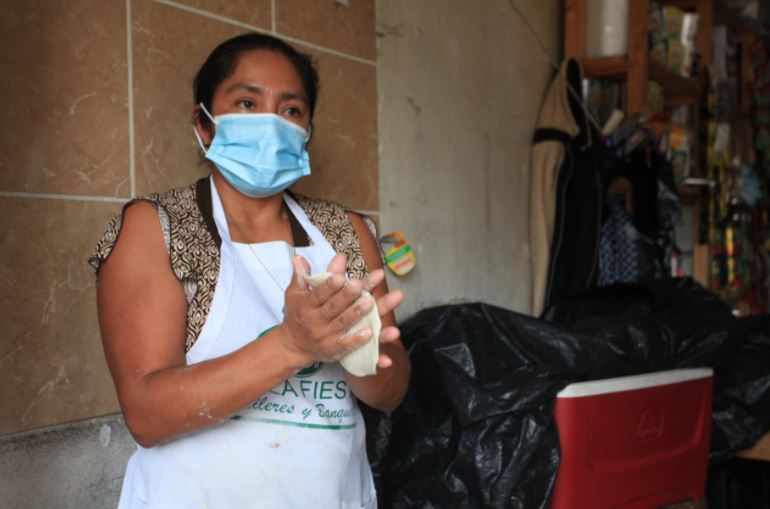 Beatriz narra lo vivido en Cobán por Eta y la incertidumbre por el huracán Iota. (Foto Prensa Libre: Byron García) 