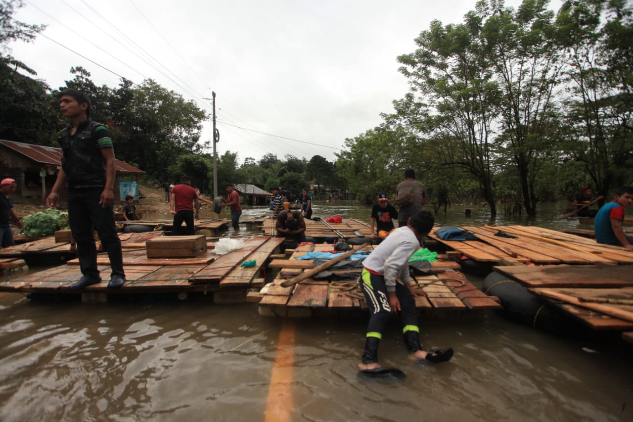 La ruta de Cobán a Chisec está inundada y para movilizarse las personas utilizan balsas. (Foto Prensa Libre: Byron García)