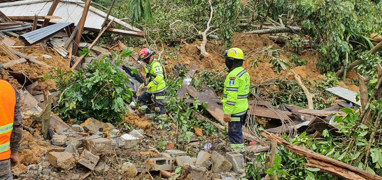 Socorristas continúan con las labores de búsqueda de víctimas por inundaciones y derrumbes que dejó Eta. (Foto Prensa Libre: CBMD)