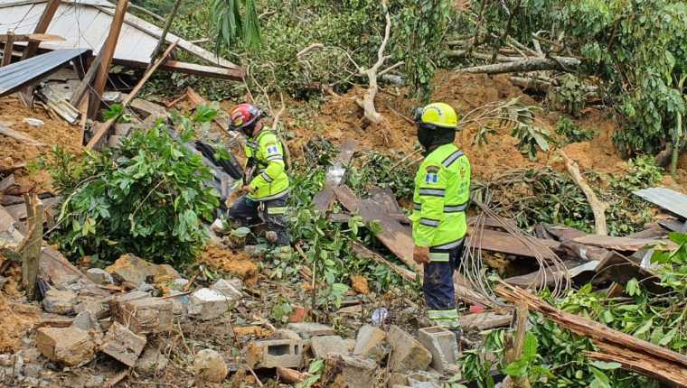 Socorristas continúan con las labores de búsqueda de víctimas por inundaciones y derrumbes que dejó Eta. (Foto Prensa Libre: CBMD)