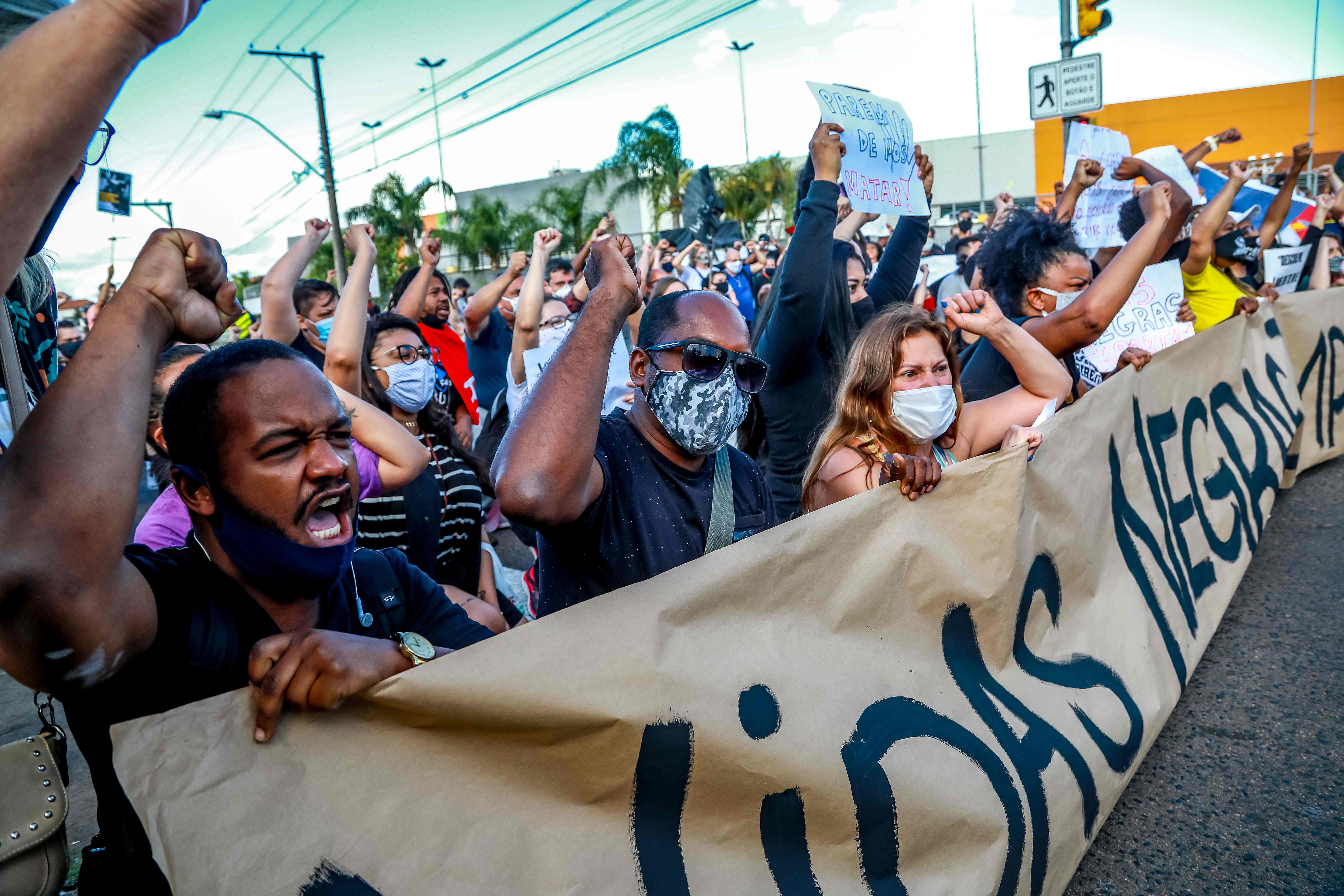 Las movilizaciones por indignación por la muerte de Joao Alberto Silveira continúan en Porto Alegre, Rio Grande do Sul, Brazil. (Foto Prensa Libre: AFP)