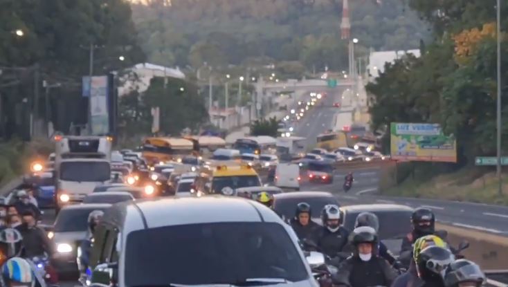 Caos vial por accidente en el kilómetro 20 de la ruta al Pacífico. (Foto Prensa Libre: PMT de Villa Nueva)