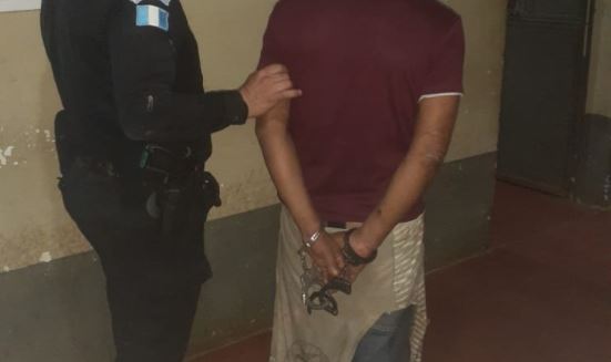 Uno de los dos sujetos que intentaban robar en una escuela en Génova, Quetzaltenango. (Foto Prensa Libre: PNC) 