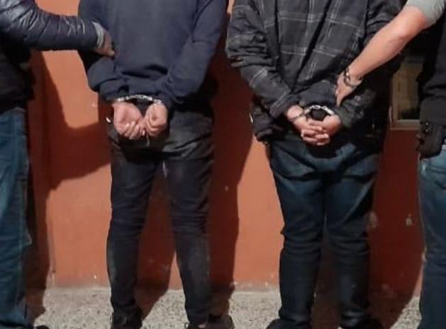 Los dos detenidos en Huehuetenango señalados de estafar a personas que vendían vehículos. (Foto Prensa Libre: PNC) 