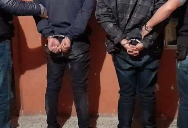 Los dos detenidos en Huehuetenango señalados de estafar a personas que vendían vehículos. (Foto Prensa Libre: PNC) 