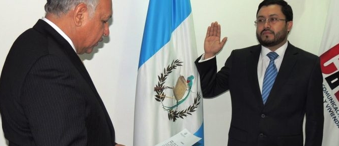 Momento en que Carlos Velásquez Monge es juramentado como director de la DGAC. (Foto Prensa Libre: Hemeroteca PL)