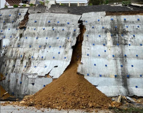 Muro colapsado en el km 7.5 de la ruta a Muxbal. (Foto Prensa Libre: Cortesía alcalde Sebastián Siero) 