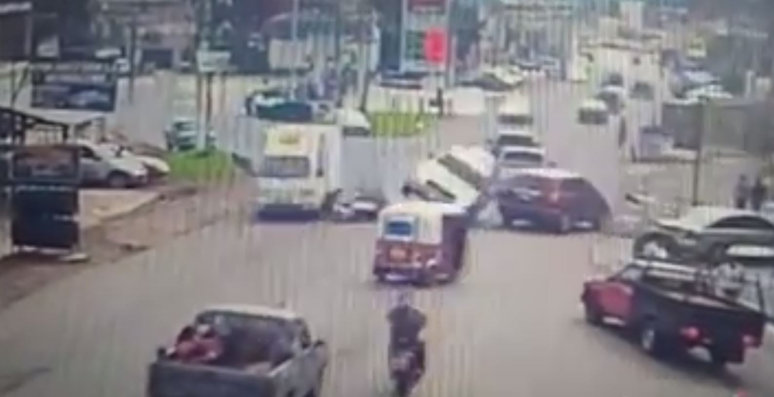 Un choque en el km 56 de la ruta Interamericana quedó grabado en video. (Foto Prensa Libre: Facebook)