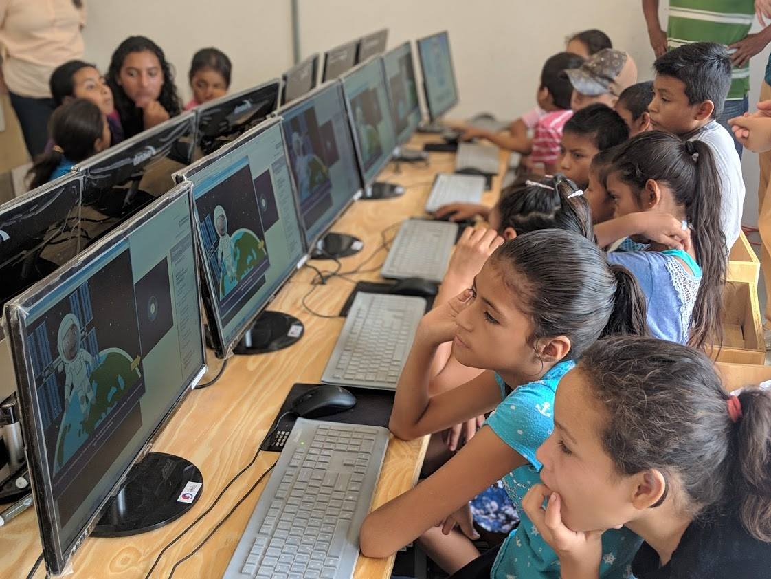 Estudiantes de la Escuela Oficial de Aldea Llano Grande  mientras están en el curso de Microsoft Digital Skills.  Las computadoras funcionan por paneles solares avanzados. (Foto Prensa Libre: New Sun Road).