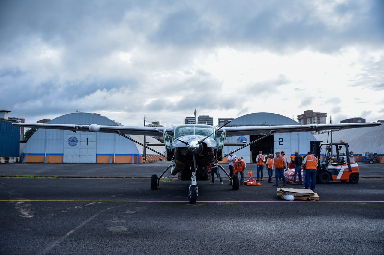 Varias aeronaves llevan ayuda a damnificados por la depresión tropical Eta en varios puntos de la provincia. (Foto Prensa Libre: Conred)