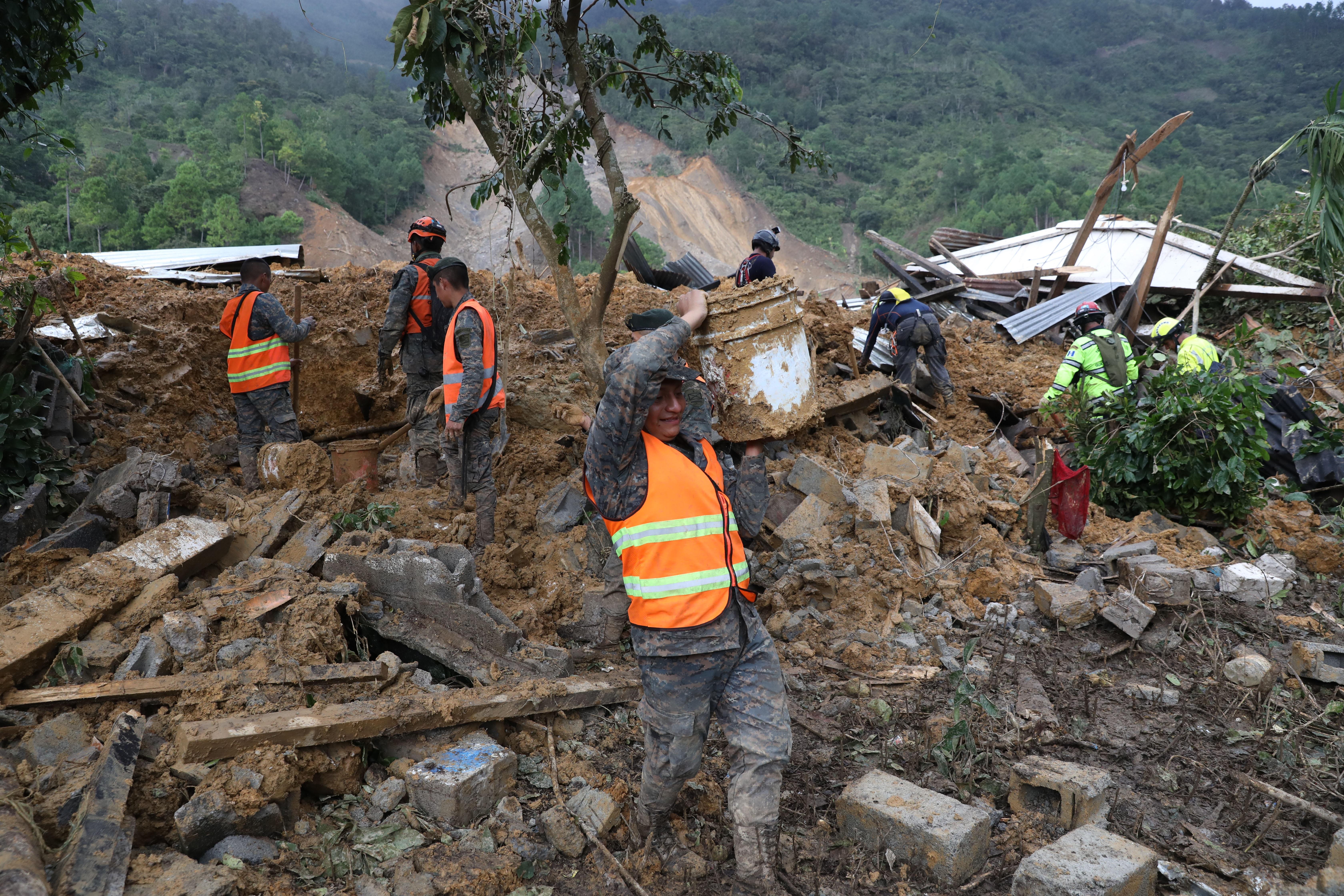 Socorristas, personal del Ejército de Guatemala, policías y voluntarios llevaban a cabo labores de rescate de víctimas que dejó Eta en Quejá, San Cristóbal Verapaz, Alta Verapaz. (Foto Prensa Libre: EFE)