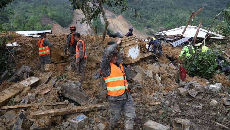 Socorristas, personal del Ejército de Guatemala, policías y voluntarios llevaban a cabo labores de rescate de víctimas que dejó Eta en Quejá, San Cristóbal Verapaz, Alta Verapaz. (Foto Prensa Libre: EFE)