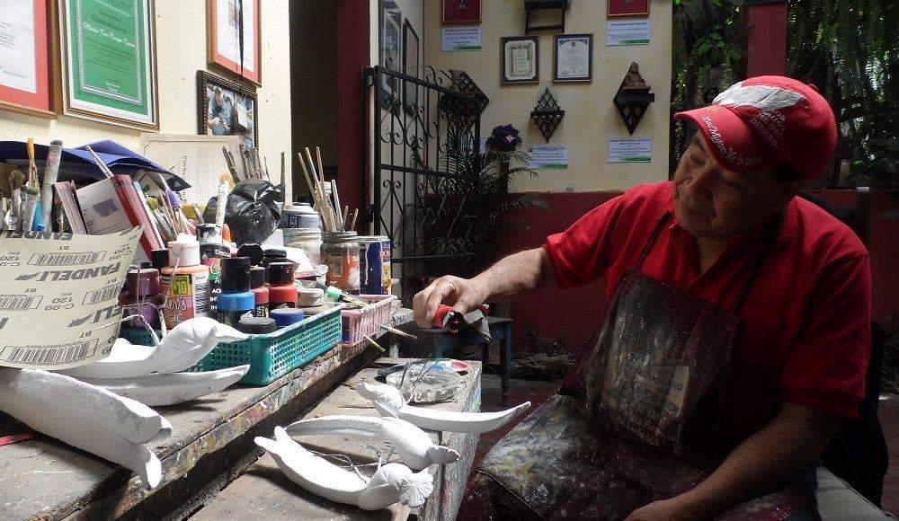 Cruz Enrique España Menchú plasmó su creatividad en barro. Foto Prensa Libre: Sandra Escobar