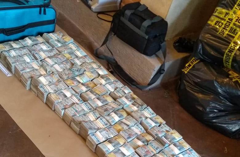 Operativo para contabilizar el dinero localizado en Antigua Guatemala demoró dos días. (Foto Prensa Libre: MP)