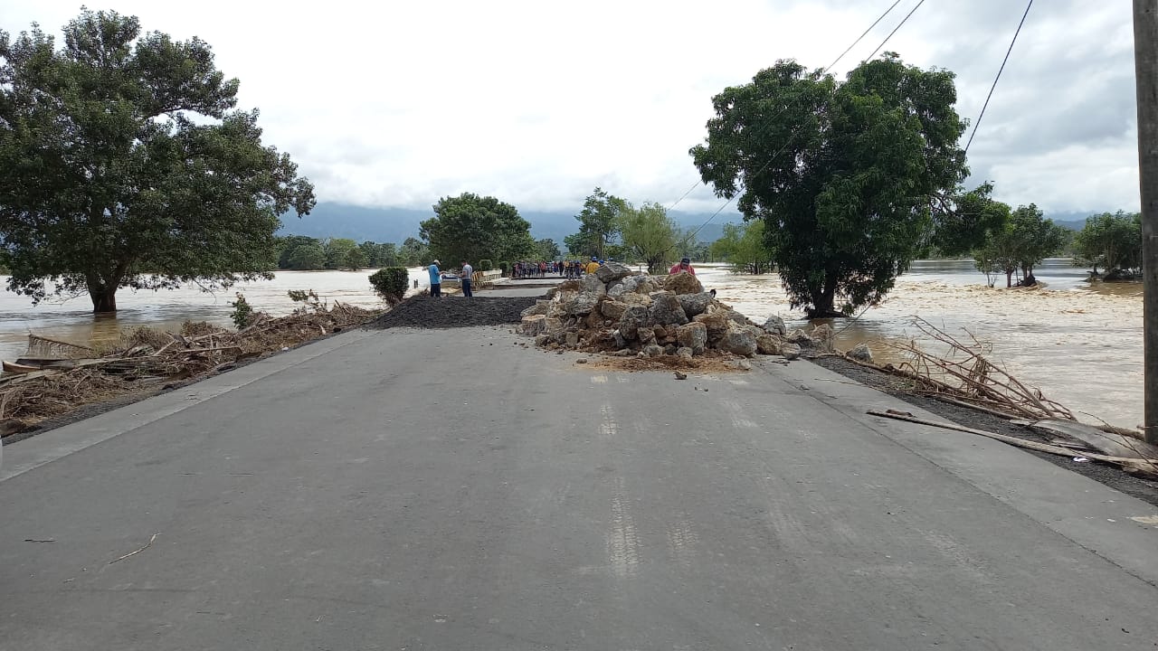 Maquinaria ya se encuentra en el kilómetro 302 carretera rumbo a Aduana El Corinto para los trabajos de reparación. (Foto Prensa Libre: Cortesía)