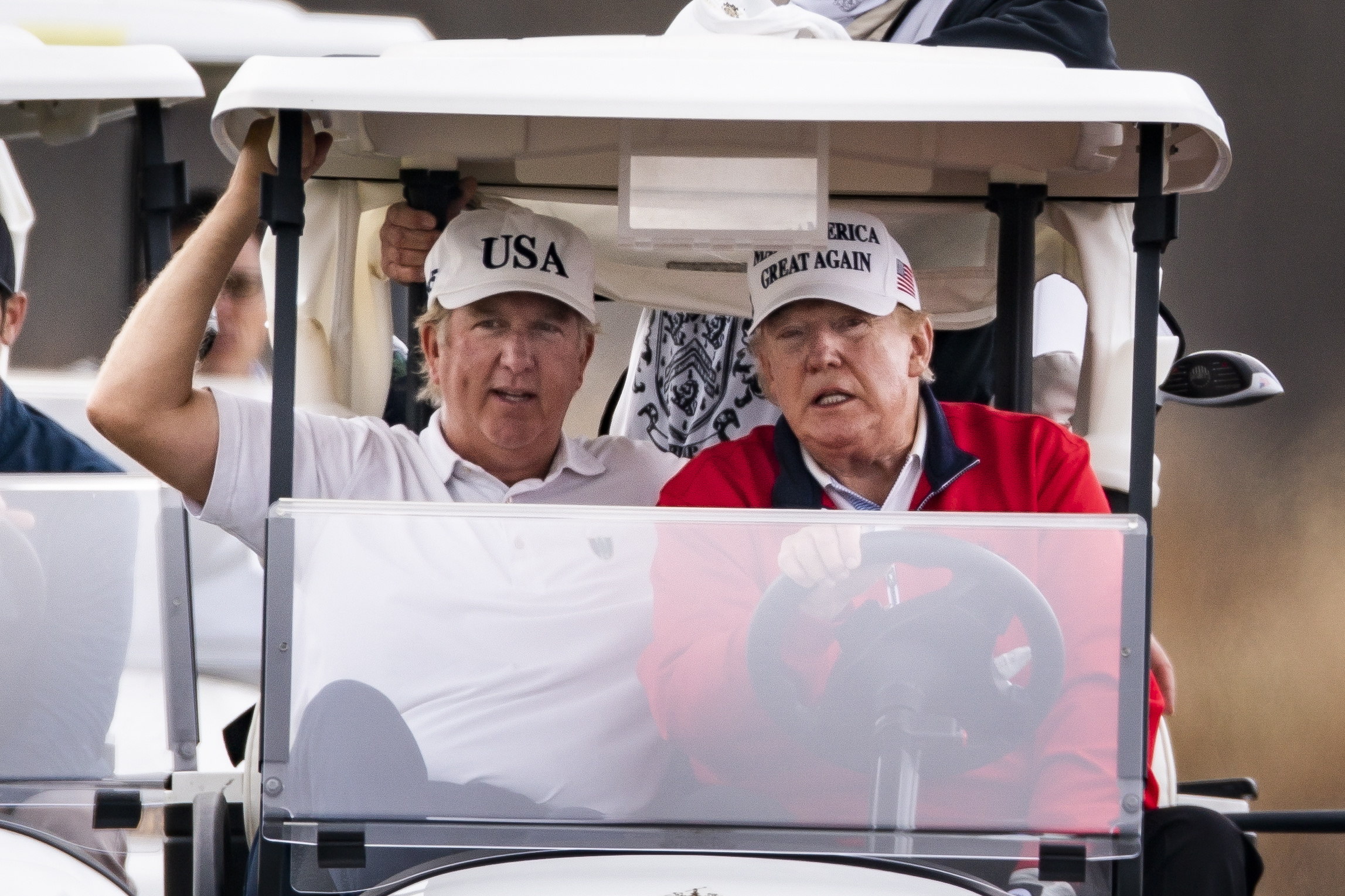 Luego de un par de horas en la cumbre del G20, el presidente Donald Trump fue a su club privado de golf en Virginia. (Foto Prensa Libre: EFE)