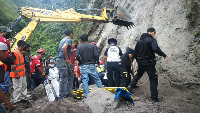 Tareas de búsqueda y rescate por el soterramiento de 10 personas en camino a Chinautla. (Foto Prensa Libre: Conred)