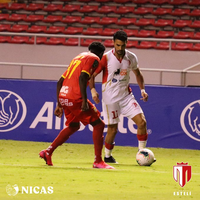 Juan Barrera en una de las acciones del juego ante el Herediano. Barrera jugó en Guatemala, con Comunicaciones, en 2016-2017.