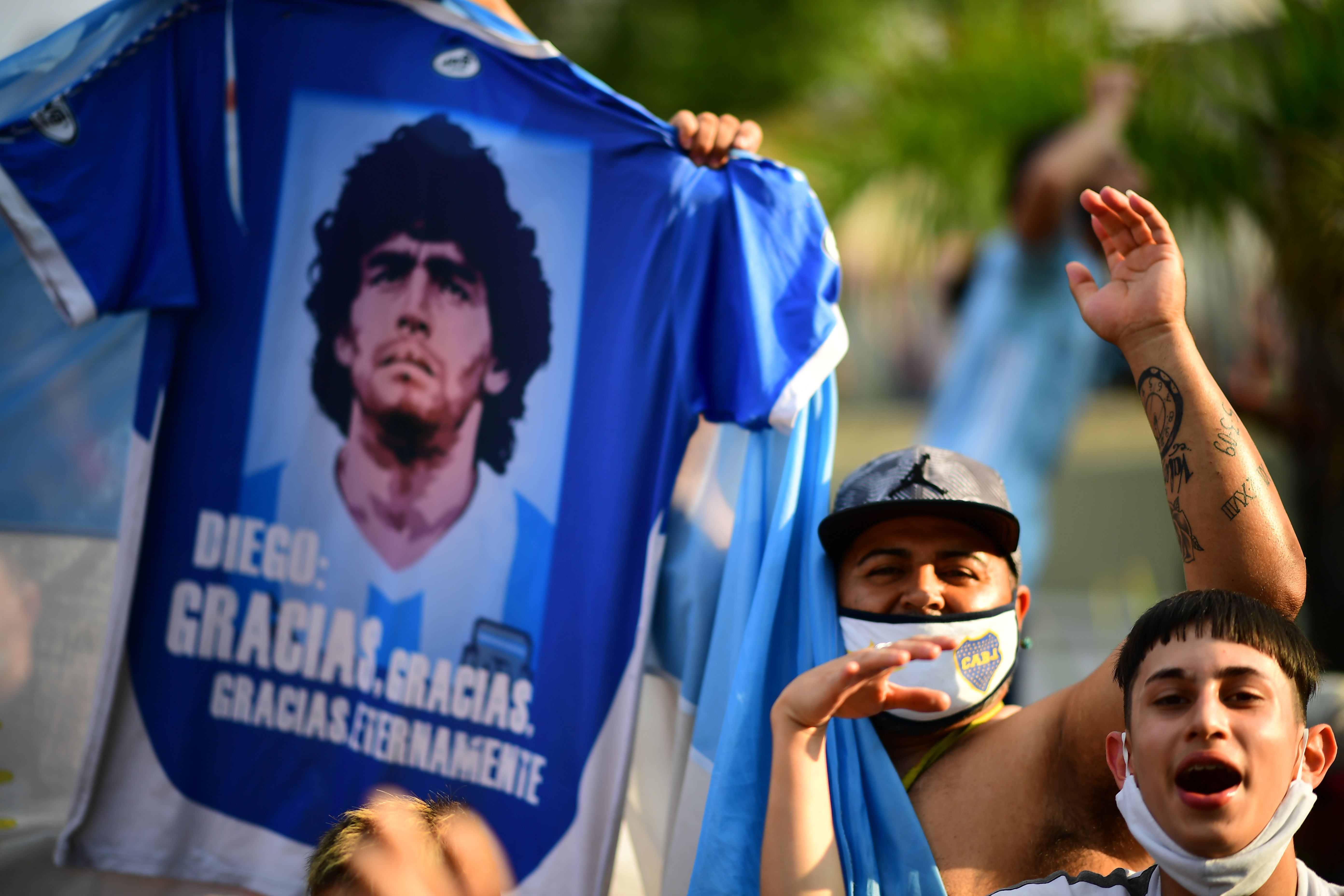 Argentinos homenajean a Maradona afuera de la morgue donde está el cuerpo. (Foto: AFP)