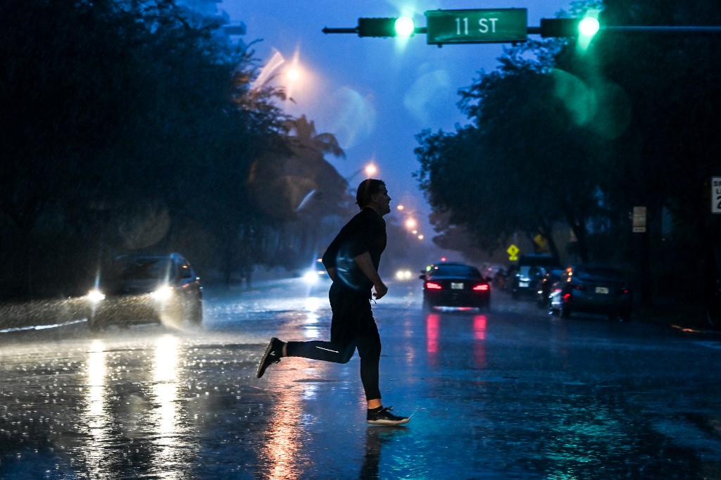 Fuertes lluvias y vientos ya se sienten en Florida por la llegada de Eta. (Foto Prensa Libre: AFP)