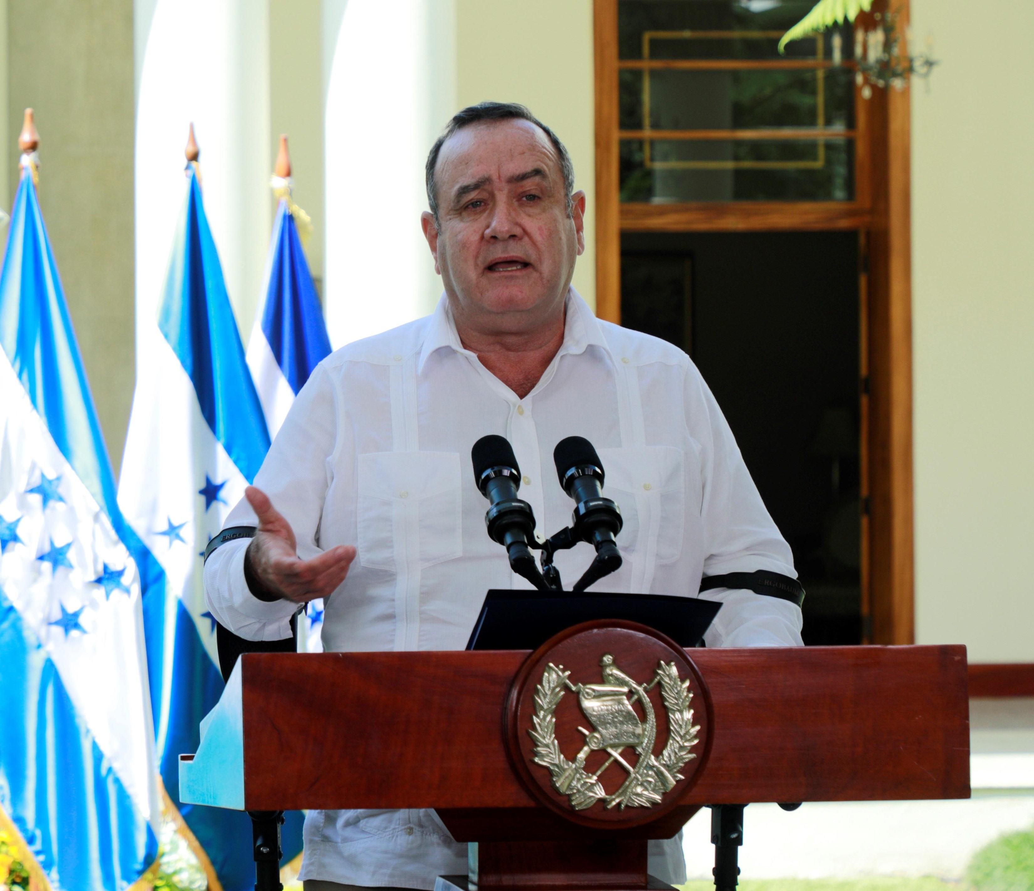 El presidente Alejandro Giammattei viajará este lunes a Honduras para sostener una reunión para solicitar apoyo al BCIE para un seguro agrícola y de vivienda. (Foto Prensa Libre: EFE)