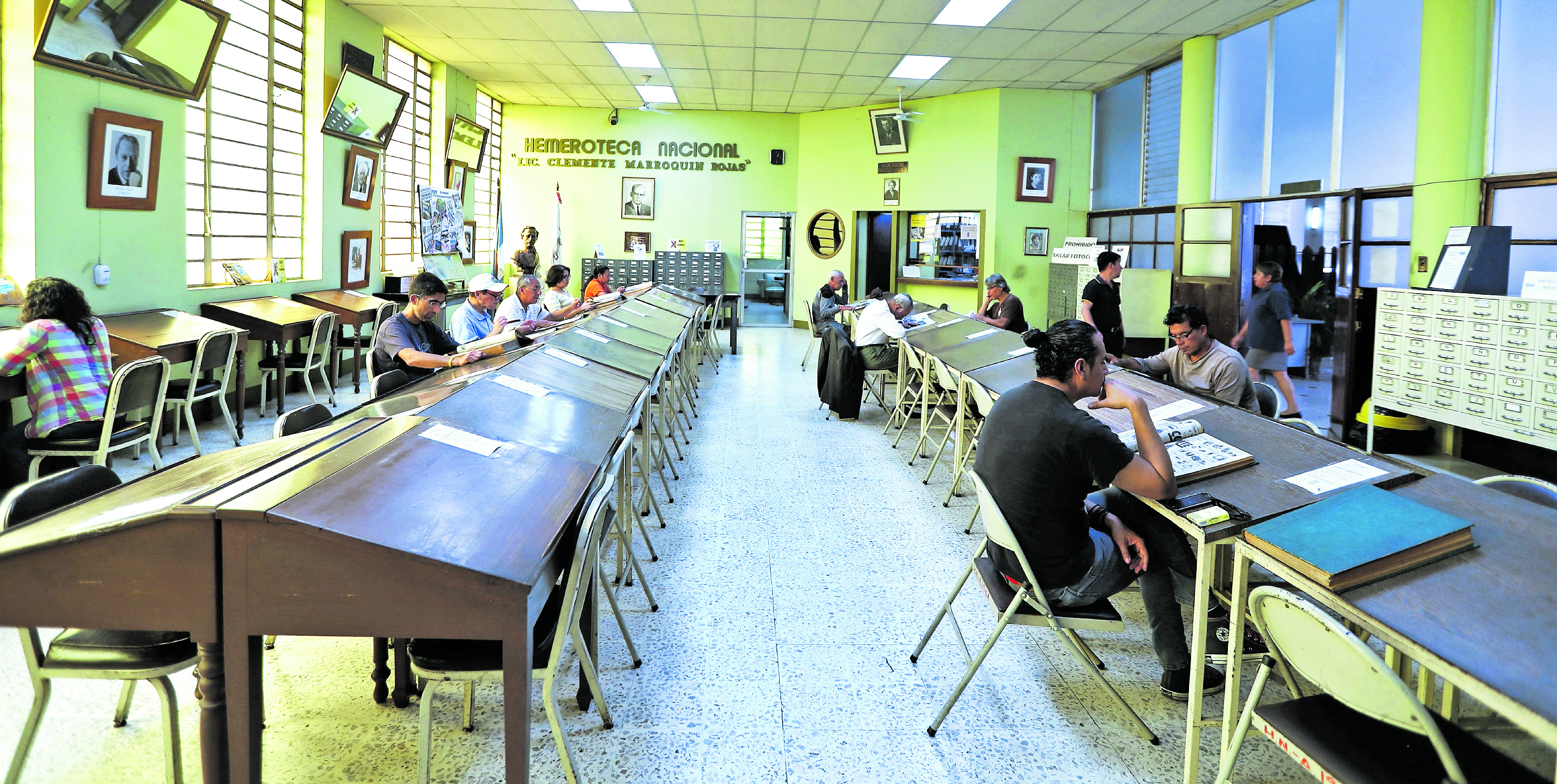 Así lucía la sala de lectura antes de la pandemia y se espera poder volver a recibir a estudiantes e investigadores después de la emergencia sanitaria. Foto Prensa Libre: Hemeroteca PL.