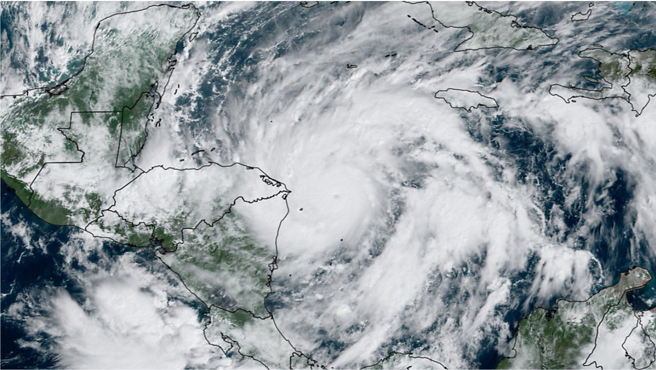 Eta alcanzó categoría de huracán 3 este lunes 2 de noviembre mientras continúa su paso hacia Nicaragua y luego Honduras. (Foto Prensa Libre: CNH)
