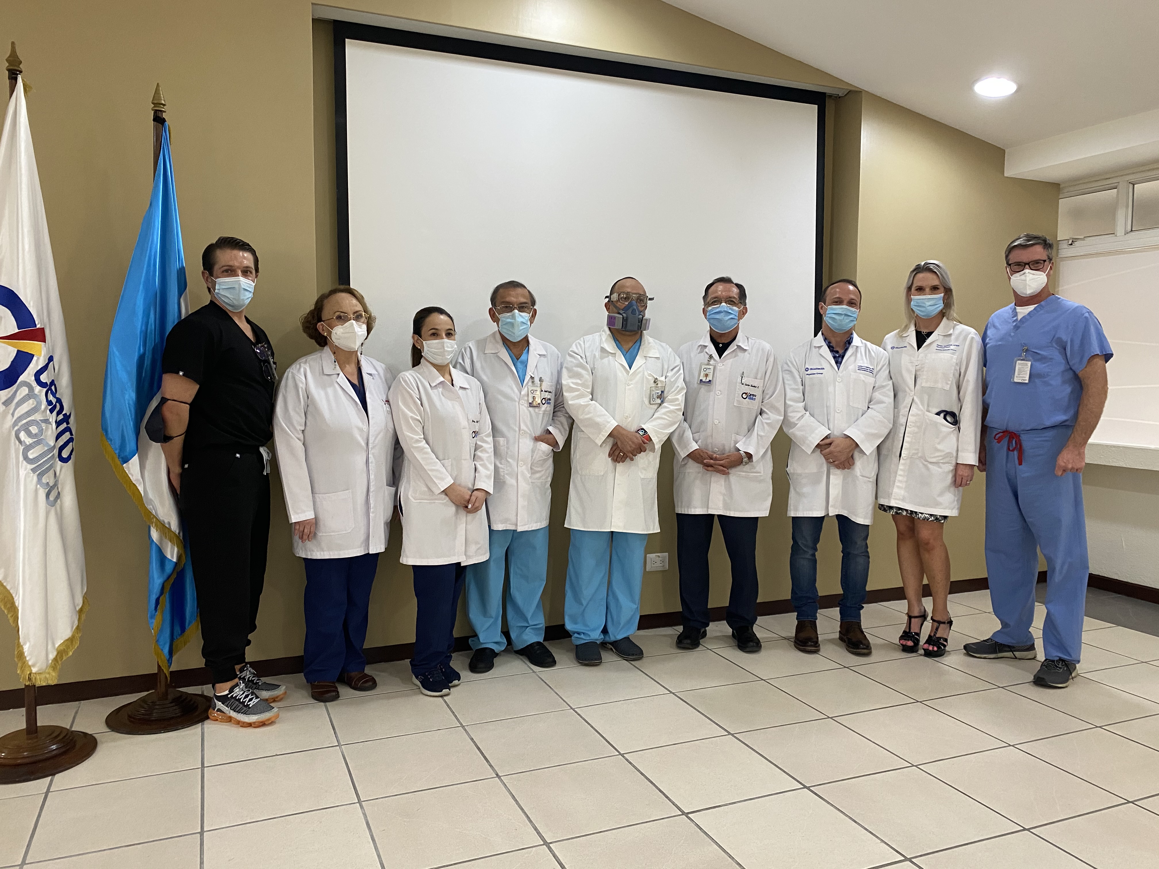 Doctores del Centro Médico que fueron parte de la primera intervención de TAVI en Guatemala. (Foto Prensa Libre: cortesía Centro Médico)