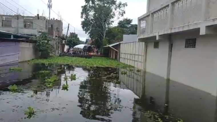 Una de las áreas inundadas en Sayaxché, Petén. (Foto Prensa Libre: Tomada de video de la comuna)