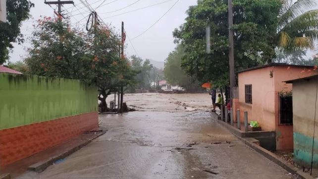 El río Motagua aumentó su nivel y amenaza con inundar barrios en Gualán, Zacapa. (Foto Prensa Libre: Wilder López)