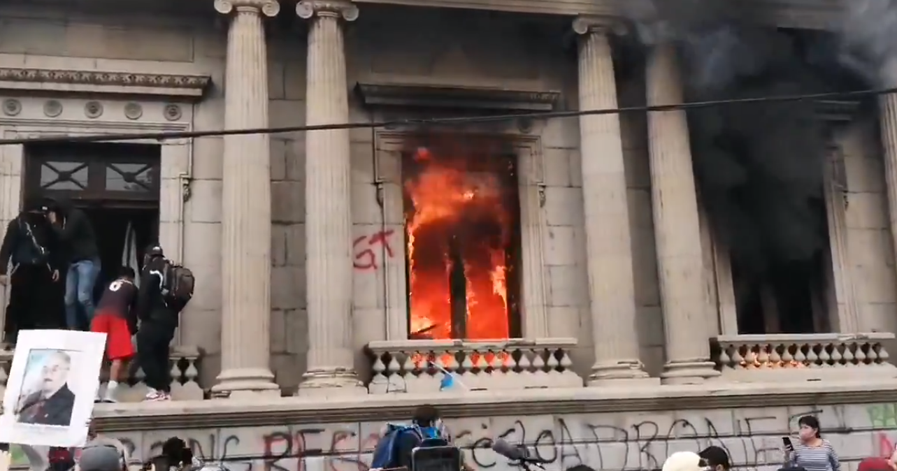 Los supuestos estudiantes ingresaron al Legislativo y lo incendiaron. Foto Prensa Libre: Cortesía.